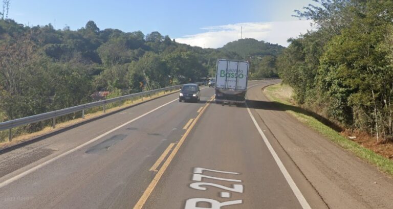 carreta-tomba-e-bloqueia-br-277-em-nova-laranjeiras