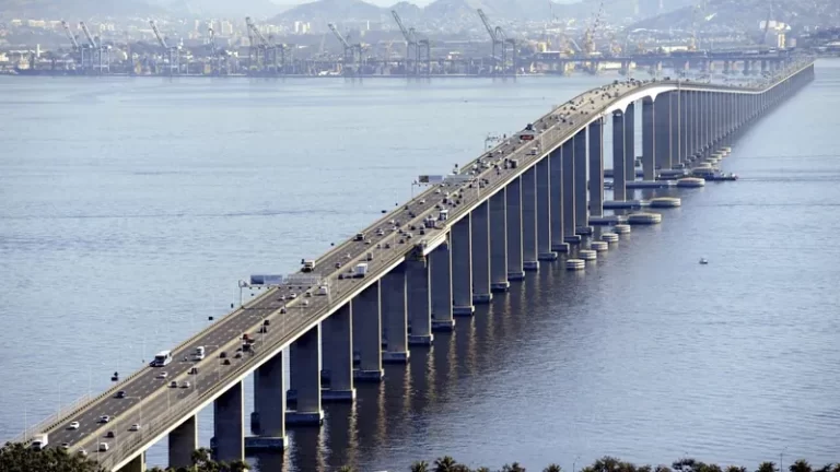 colisao-envolvendo-guincho-bloqueia-faixas-da-ponte-rio-niteroi