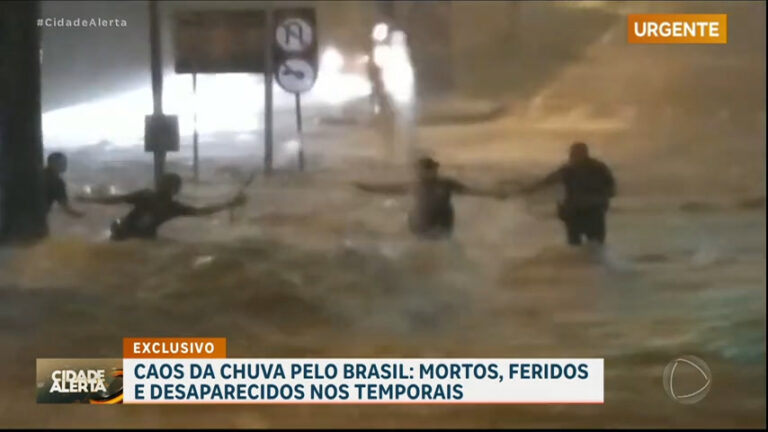 chocante:-moradores-de-sorocaba-(sp)-fazem-de-tudo-para-nao-serem-levados-pela-chuva