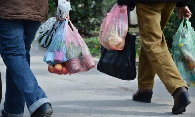 torne-sua-vida-mais-facil:-formas-inovadoras-de-guardar-e-usar-sacolas-de-mercado