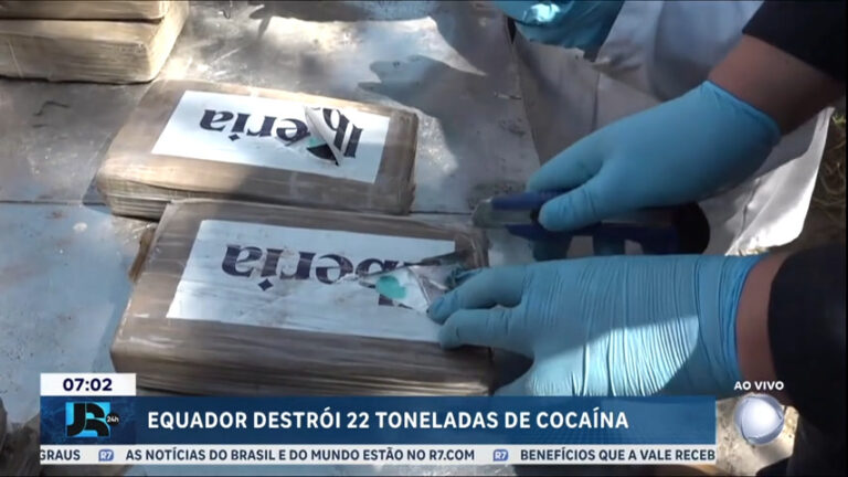 autoridades-do-equador-destroem-22-toneladas-de-cocaina-encontradas-em-fazenda