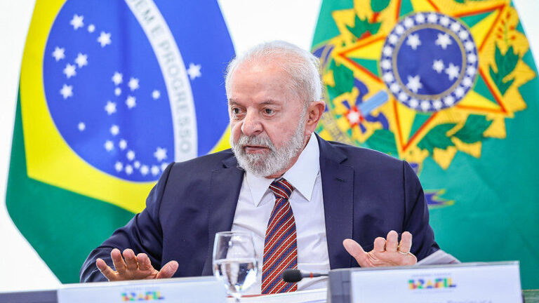 lula-assina-decreto-que-garante-r$-2.000-por-ano-para-alunos-do-ensino-medio