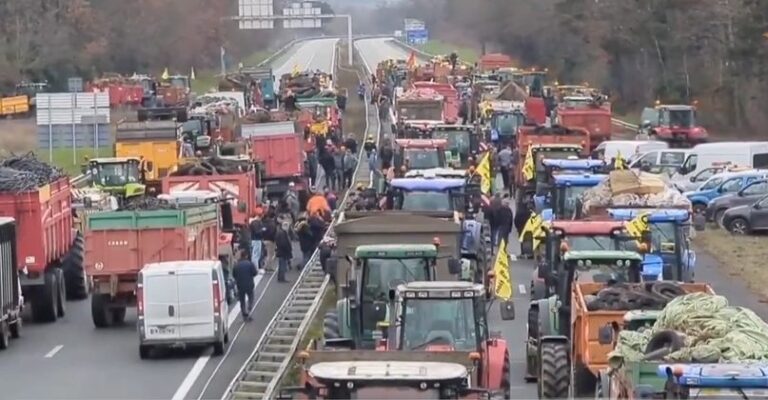 agricultores-da-franca-cercam-a-cidade-de-paris-em-protesto-contra-regulacoes-da-ue