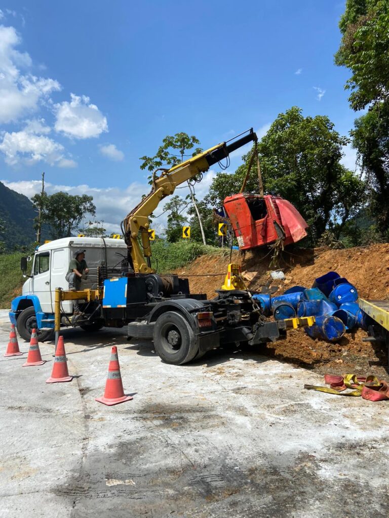 veja-como-esta-o-transito-apos-remocao-de-caminhao-que-derramou-acido-na-serra-dona-francisca