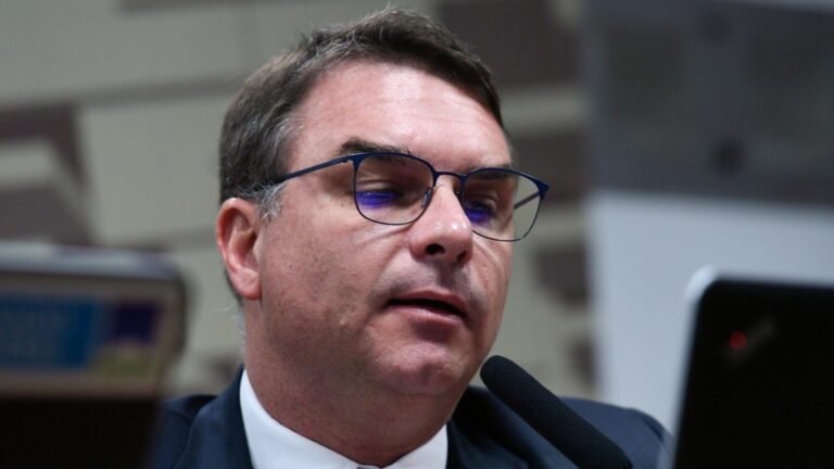 ‘e-isso-que-vai-acontecer’,-diz-flavio-bolsonaro-sobre-possibilidade-de-se-tornar-proximo-alvo-da-pf