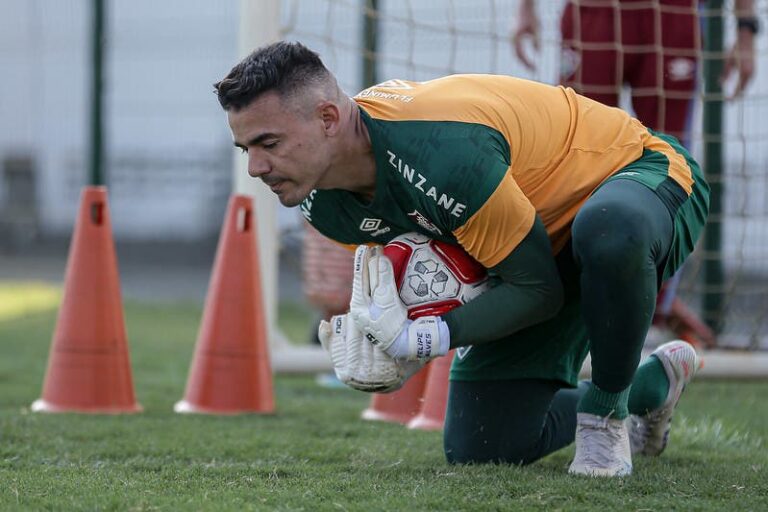 novo-goleiro-do-fluminense-fala-sobre-liderancas-no-elenco:-“todo-mundo-tem-essa-capacidade”