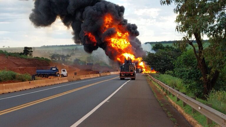 carreta-tomba,-pega-fogo-e-interdita-sp-255-em-rincao