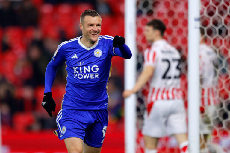 vardy-renasce-na-championship-e-comanda-leicester-rumo-a-premier-league