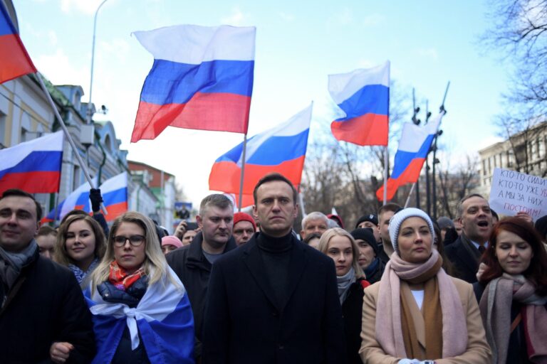 policia-de-putin-prende-40-manifestantes-por-homenagens-a-navalni-na-russia