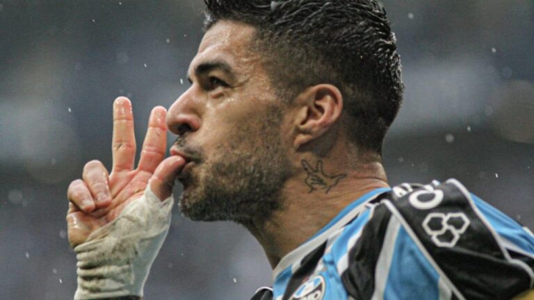 ficou-com-saudade?-filho-de-suarez-aparece-vestindo-manto-do-gremio