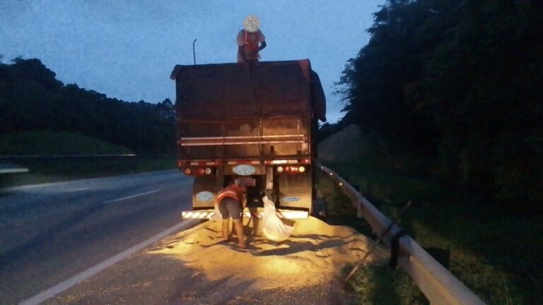 derramamento-de-carga-bloqueia-parcialmente-rodoanel-em-sp