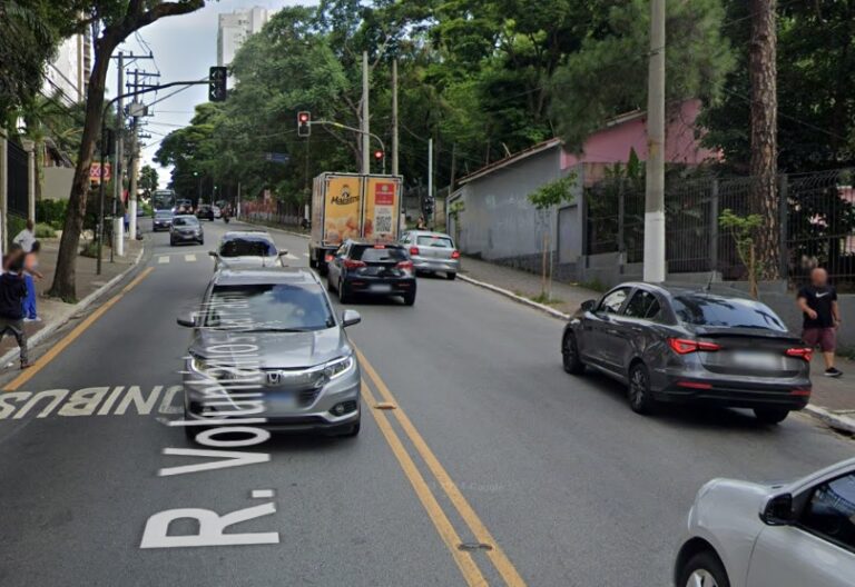 acidente-entre-carro-e-moto-deixa-homem-ferido-na-rua-voluntarios-da-patria