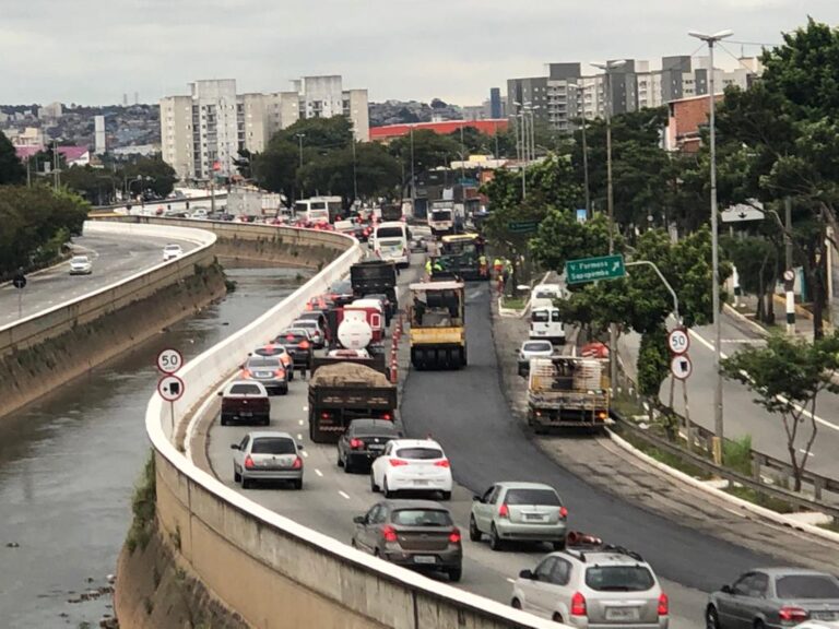 colisao-entre-carro-e-moto-deixa-homem-ferido-na-avenida-aricanduva