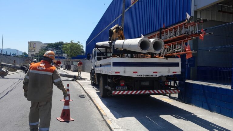 veiculo-colide-com-poste-na-avenida-maria-teresa-em-campo-grande