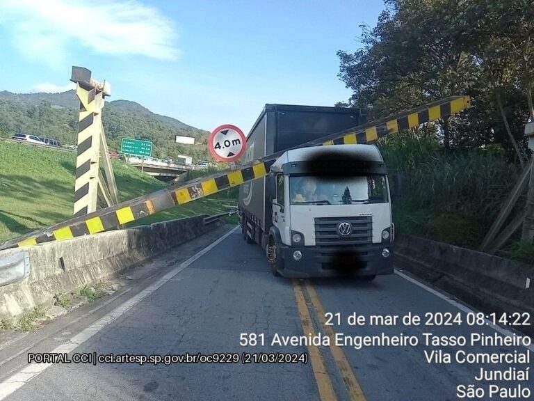 caminhao-colide-com-viga-de-sacrificio-na-rodovia-dos-bandeirantes-em-jundiai