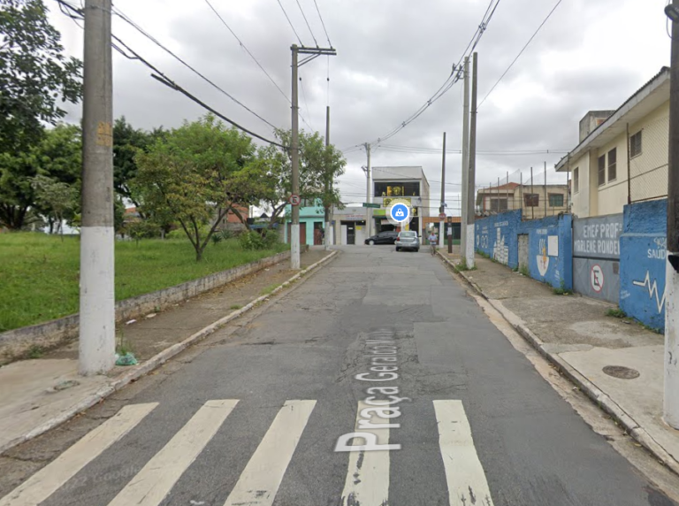 acidente-entre-carro-e-motocicleta-na-praca-geraldo-mendes