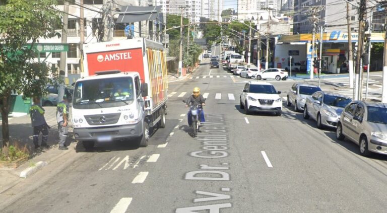 automovel-colide-com-poste-e-deixa-mulher-ferida-na-avenida-doutor-gentil-de-moura