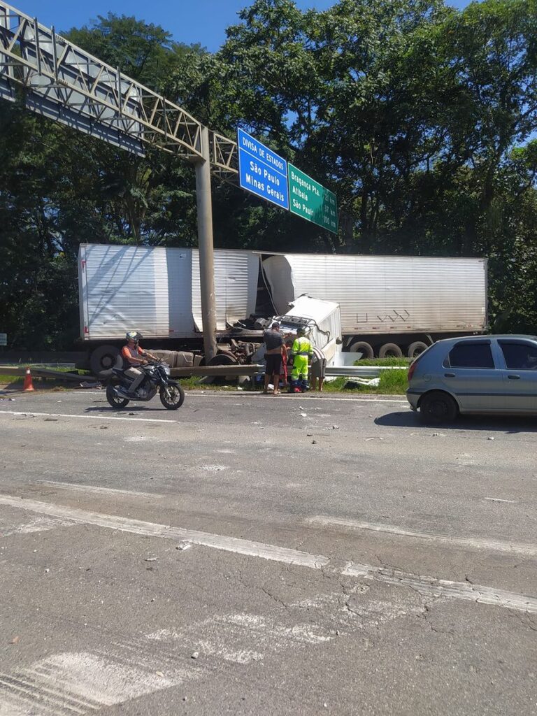 caminhao-bau-colide-com-poste-de-sinalizacao-na-rodovia-fernao-dias