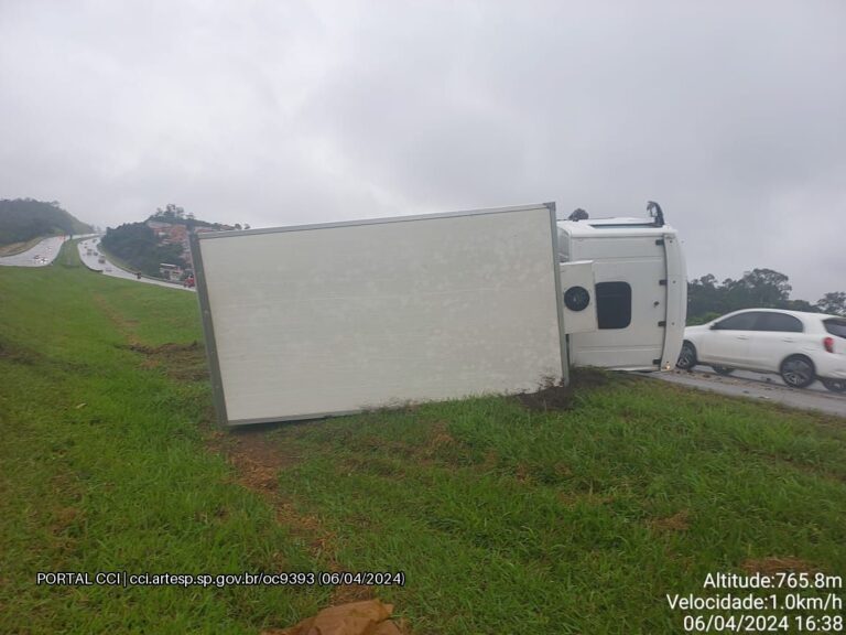 caminhao-tomba-e-deixa-um-ferido-no-rodoanel-em-itapecerica-da-serra